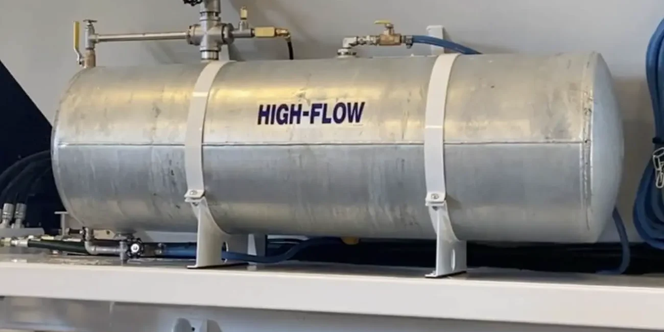 High flow admix tank attached to volumetric mixer for use with admixtures requiring higher dosages.